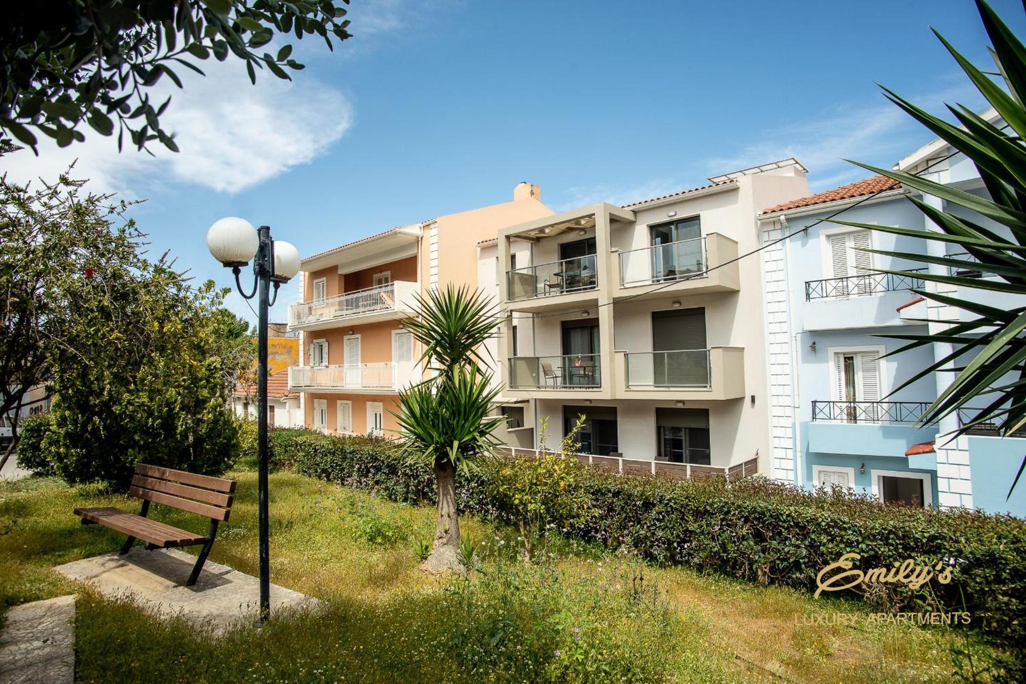 Emily'S Luxury Apartments อาร์กอสโตลี ภายนอก รูปภาพ