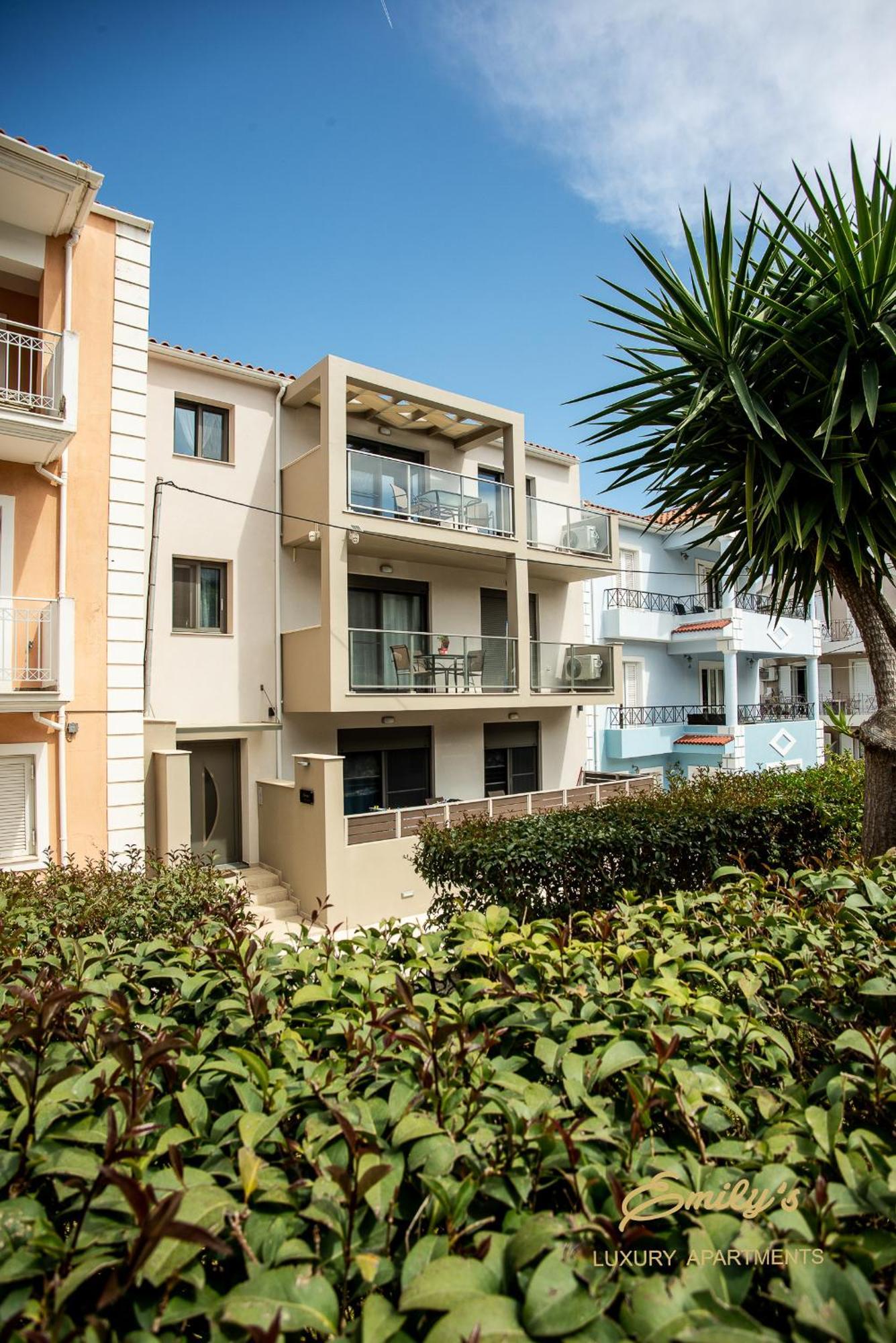 Emily'S Luxury Apartments อาร์กอสโตลี ภายนอก รูปภาพ