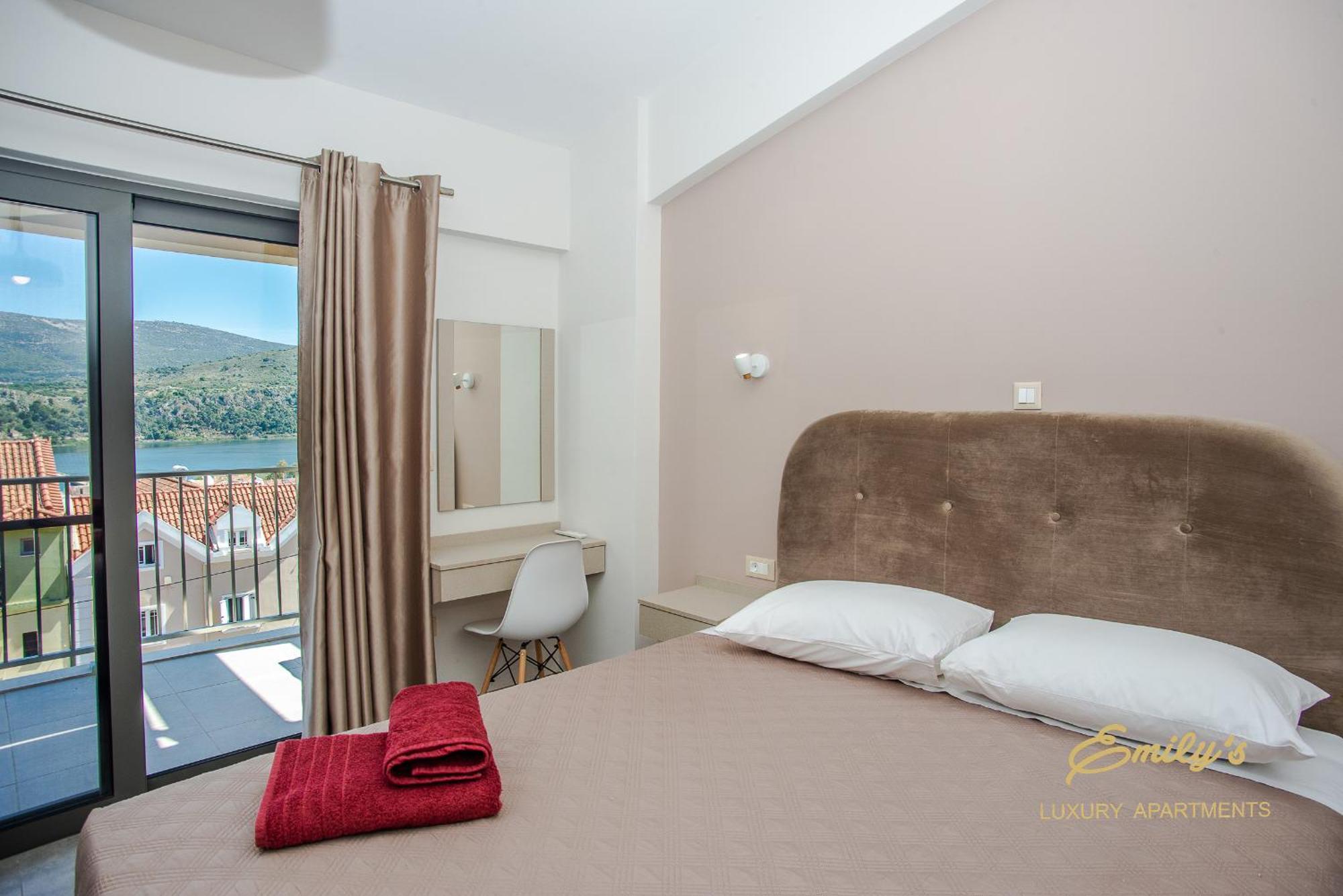 Emily'S Luxury Apartments อาร์กอสโตลี ภายนอก รูปภาพ