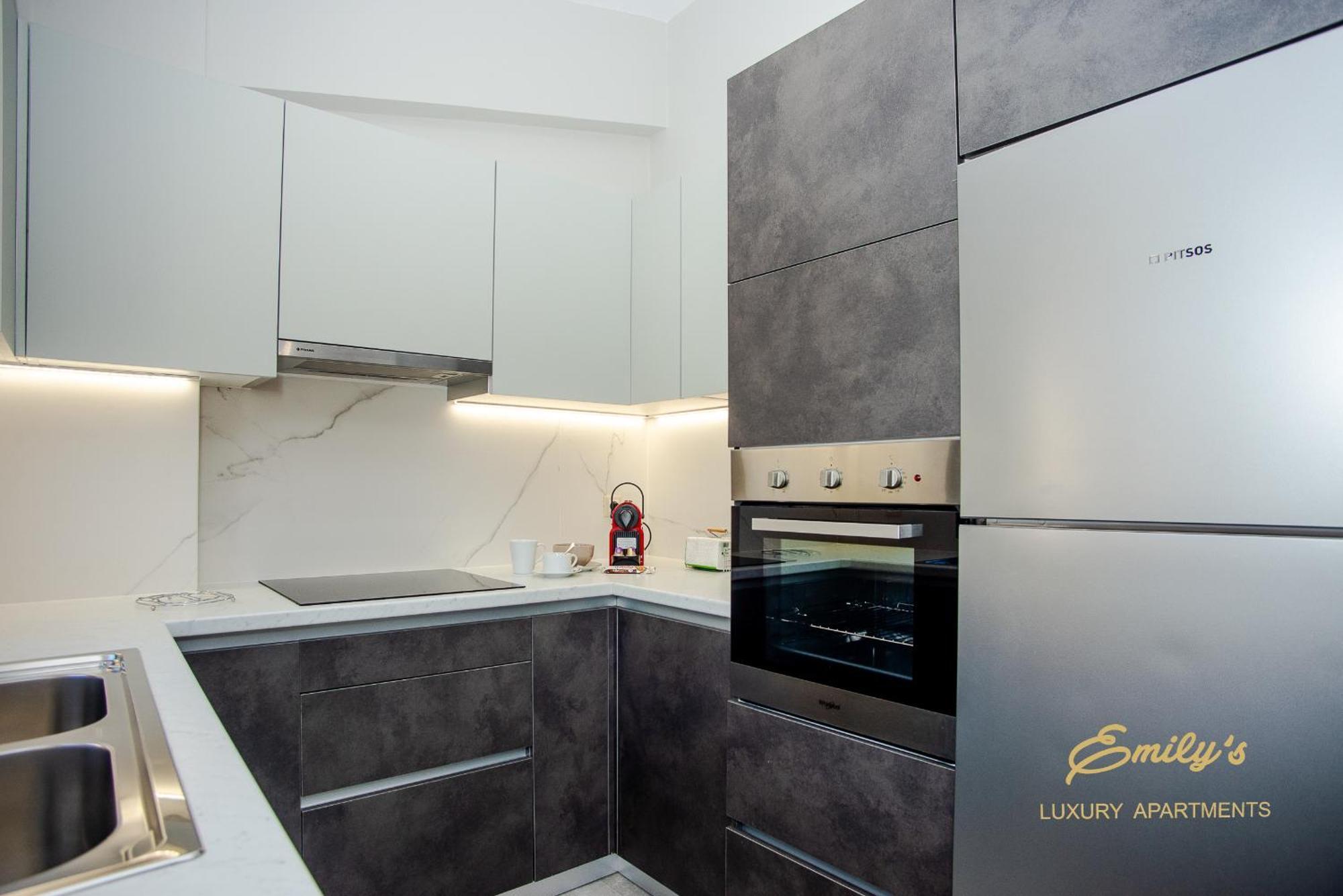 Emily'S Luxury Apartments อาร์กอสโตลี ภายนอก รูปภาพ