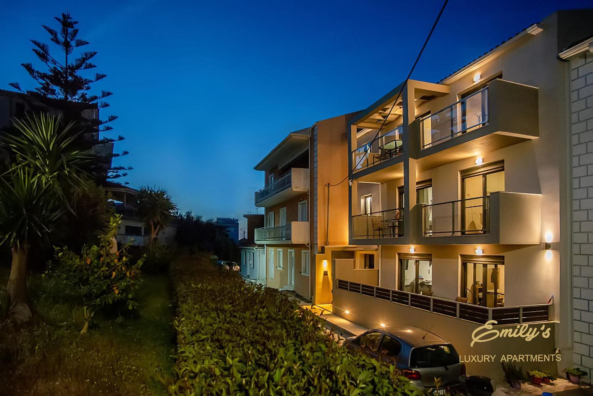 Emily'S Luxury Apartments อาร์กอสโตลี ภายนอก รูปภาพ
