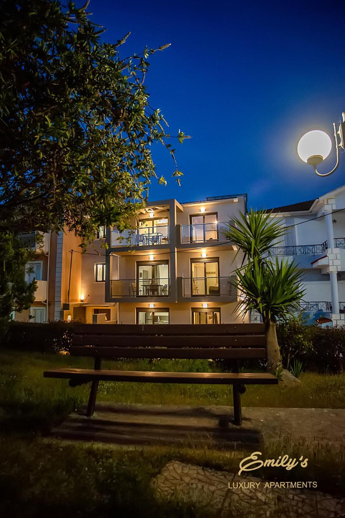 Emily'S Luxury Apartments อาร์กอสโตลี ภายนอก รูปภาพ