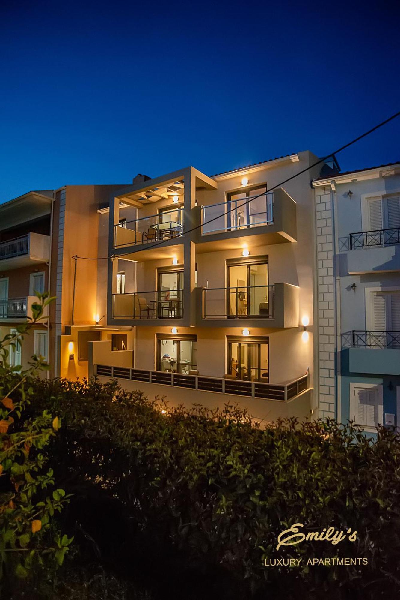 Emily'S Luxury Apartments อาร์กอสโตลี ภายนอก รูปภาพ