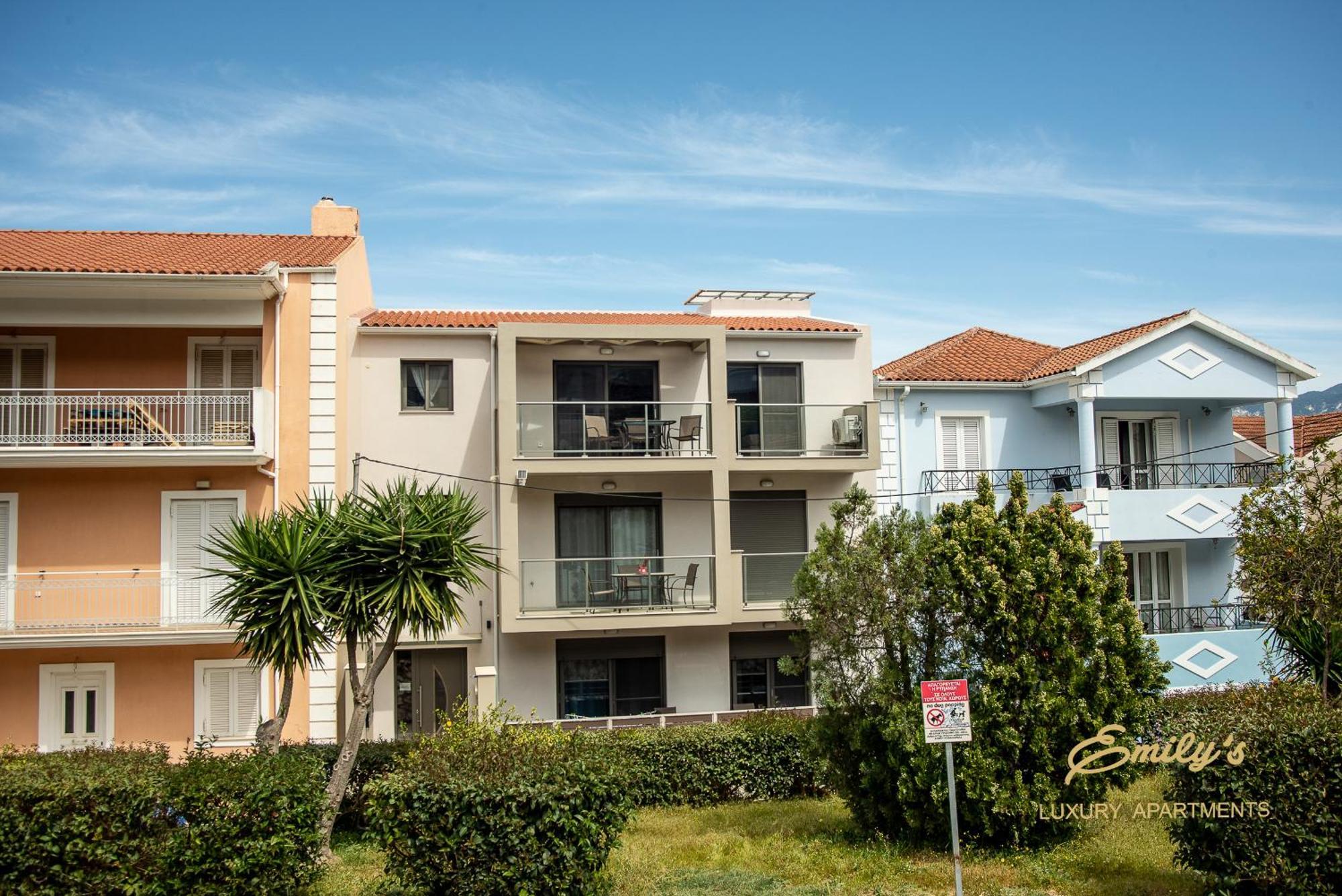 Emily'S Luxury Apartments อาร์กอสโตลี ภายนอก รูปภาพ