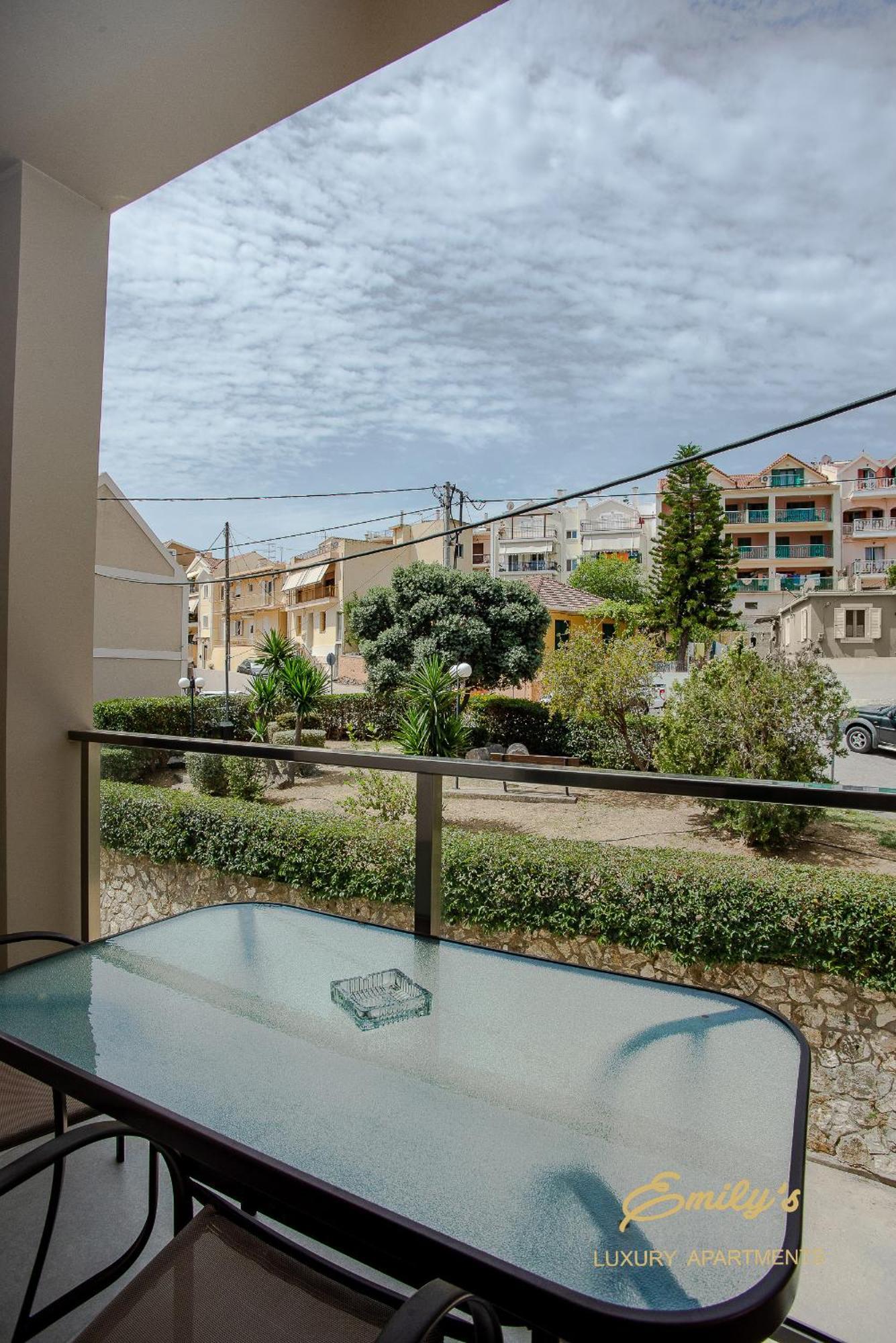 Emily'S Luxury Apartments อาร์กอสโตลี ภายนอก รูปภาพ