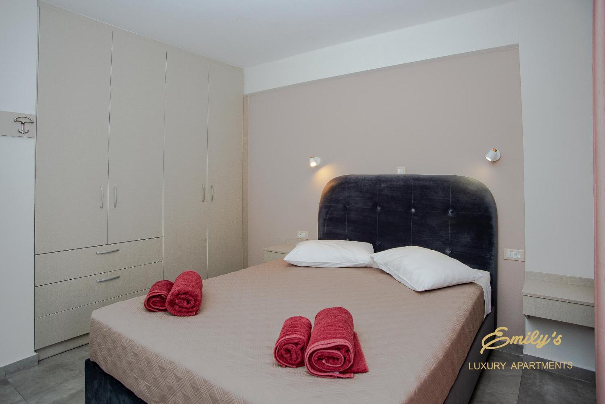 Emily'S Luxury Apartments อาร์กอสโตลี ภายนอก รูปภาพ