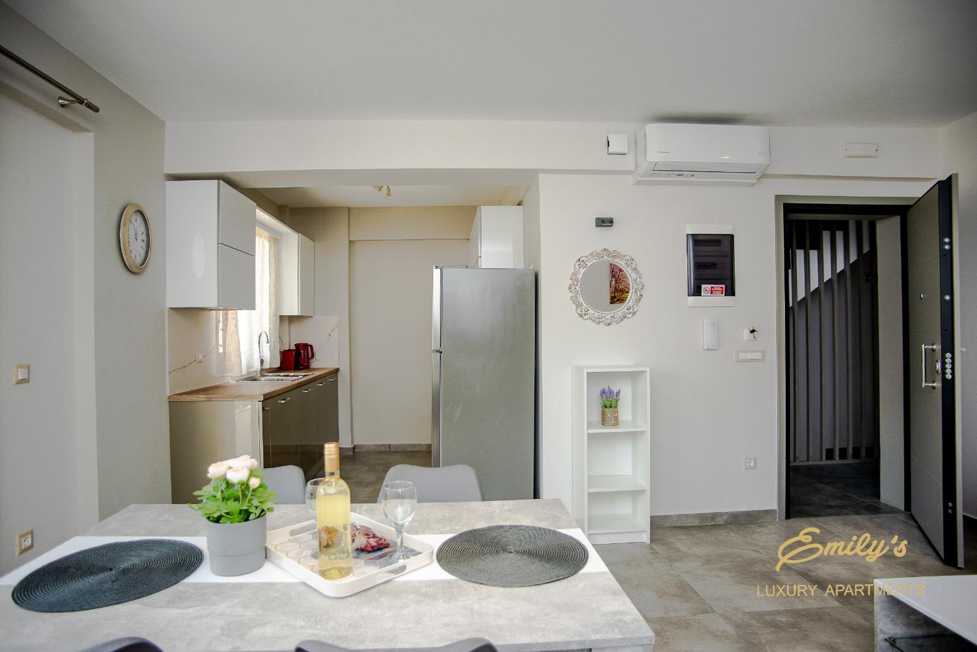 Emily'S Luxury Apartments อาร์กอสโตลี ภายนอก รูปภาพ