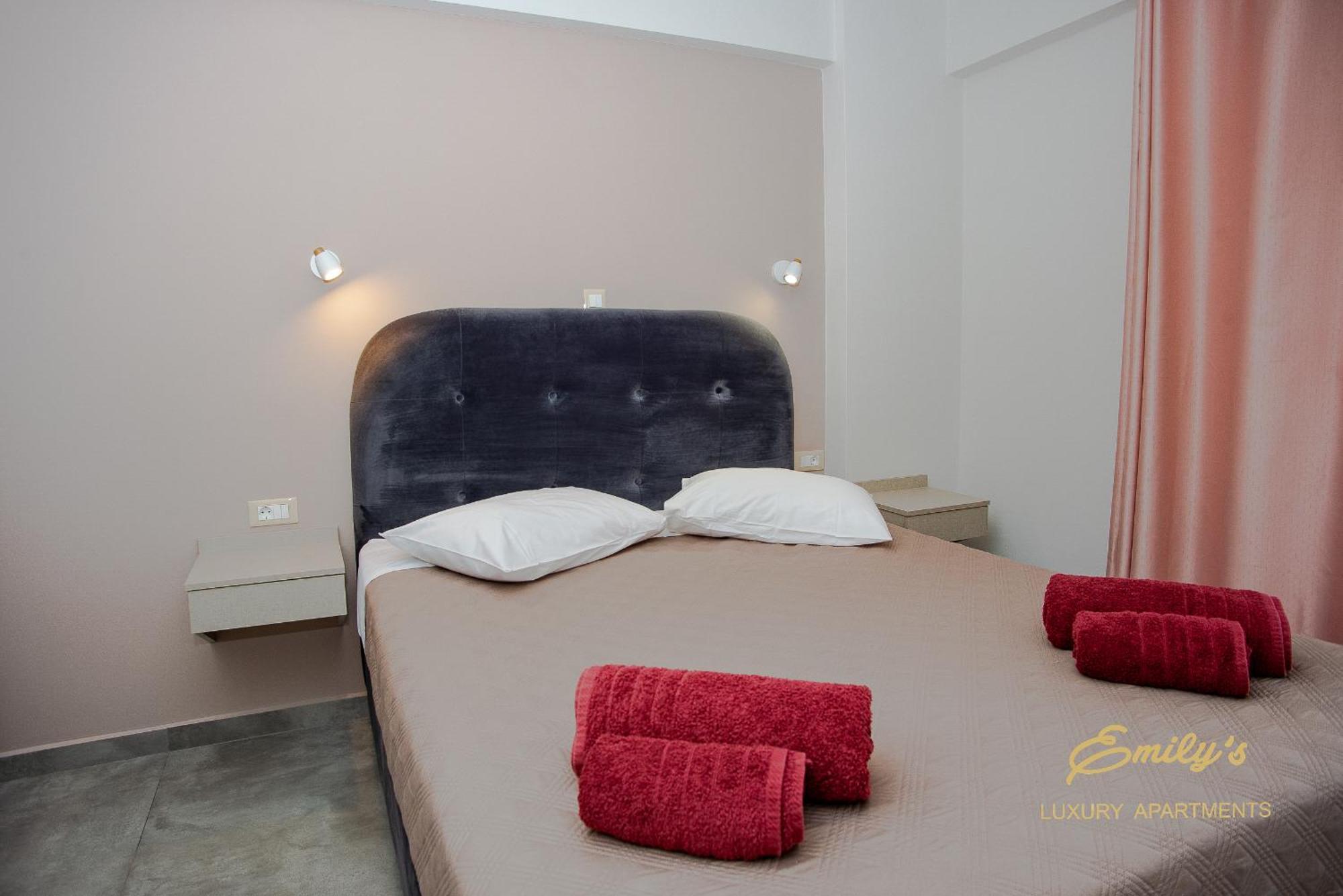 Emily'S Luxury Apartments อาร์กอสโตลี ภายนอก รูปภาพ