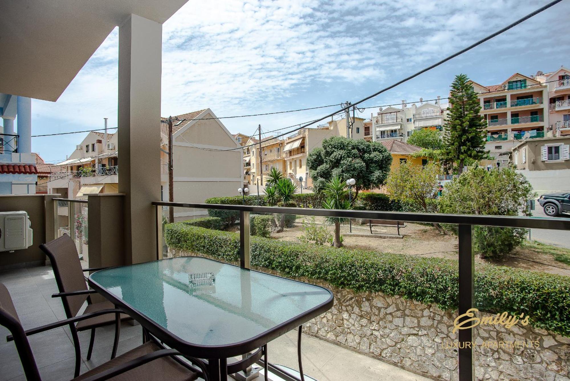 Emily'S Luxury Apartments อาร์กอสโตลี ภายนอก รูปภาพ