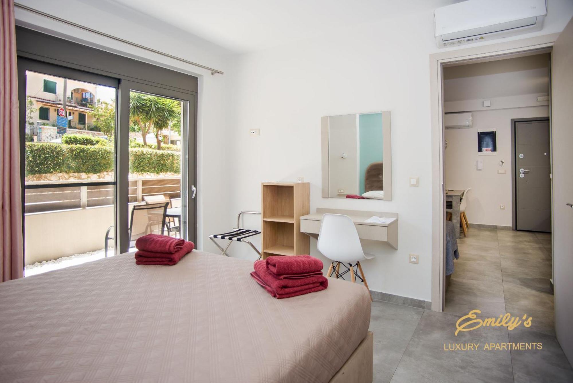 Emily'S Luxury Apartments อาร์กอสโตลี ภายนอก รูปภาพ