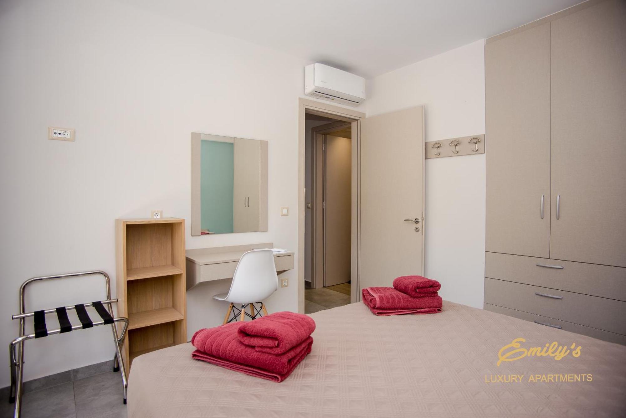 Emily'S Luxury Apartments อาร์กอสโตลี ภายนอก รูปภาพ