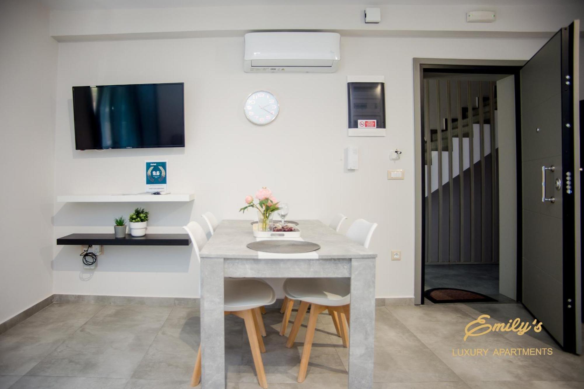 Emily'S Luxury Apartments อาร์กอสโตลี ภายนอก รูปภาพ