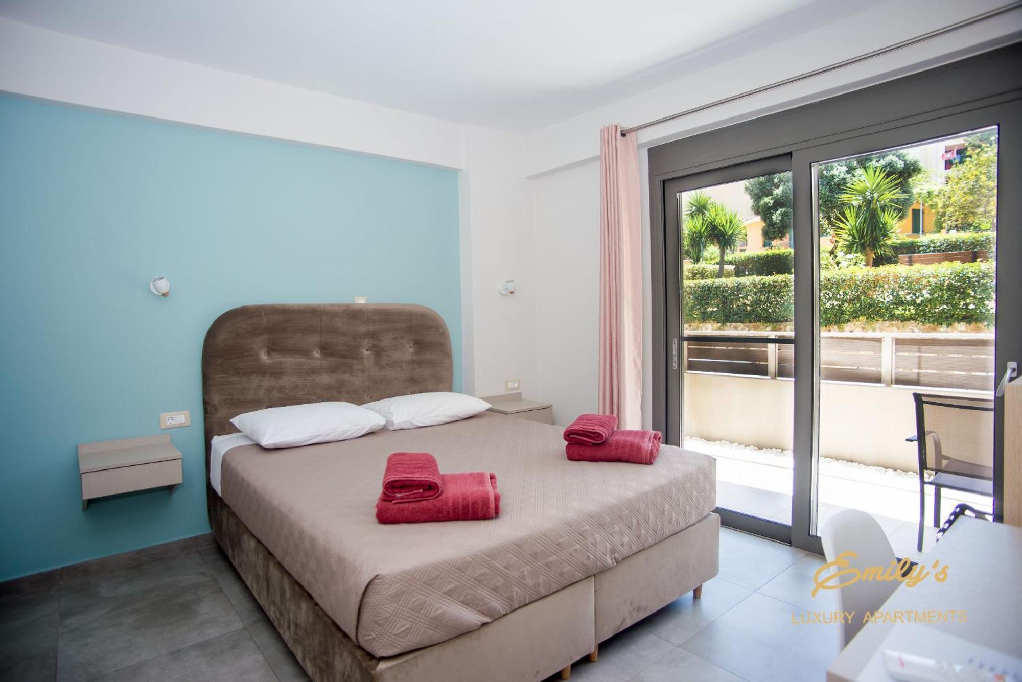 Emily'S Luxury Apartments อาร์กอสโตลี ภายนอก รูปภาพ