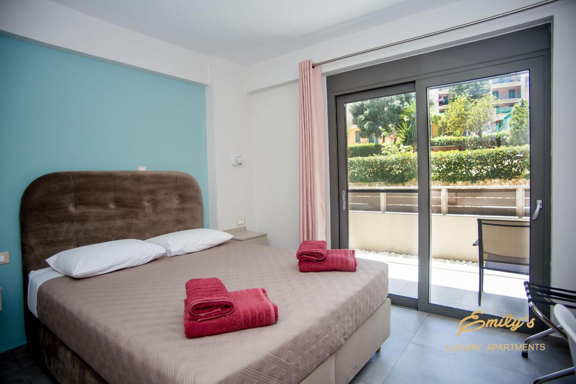 Emily'S Luxury Apartments อาร์กอสโตลี ภายนอก รูปภาพ