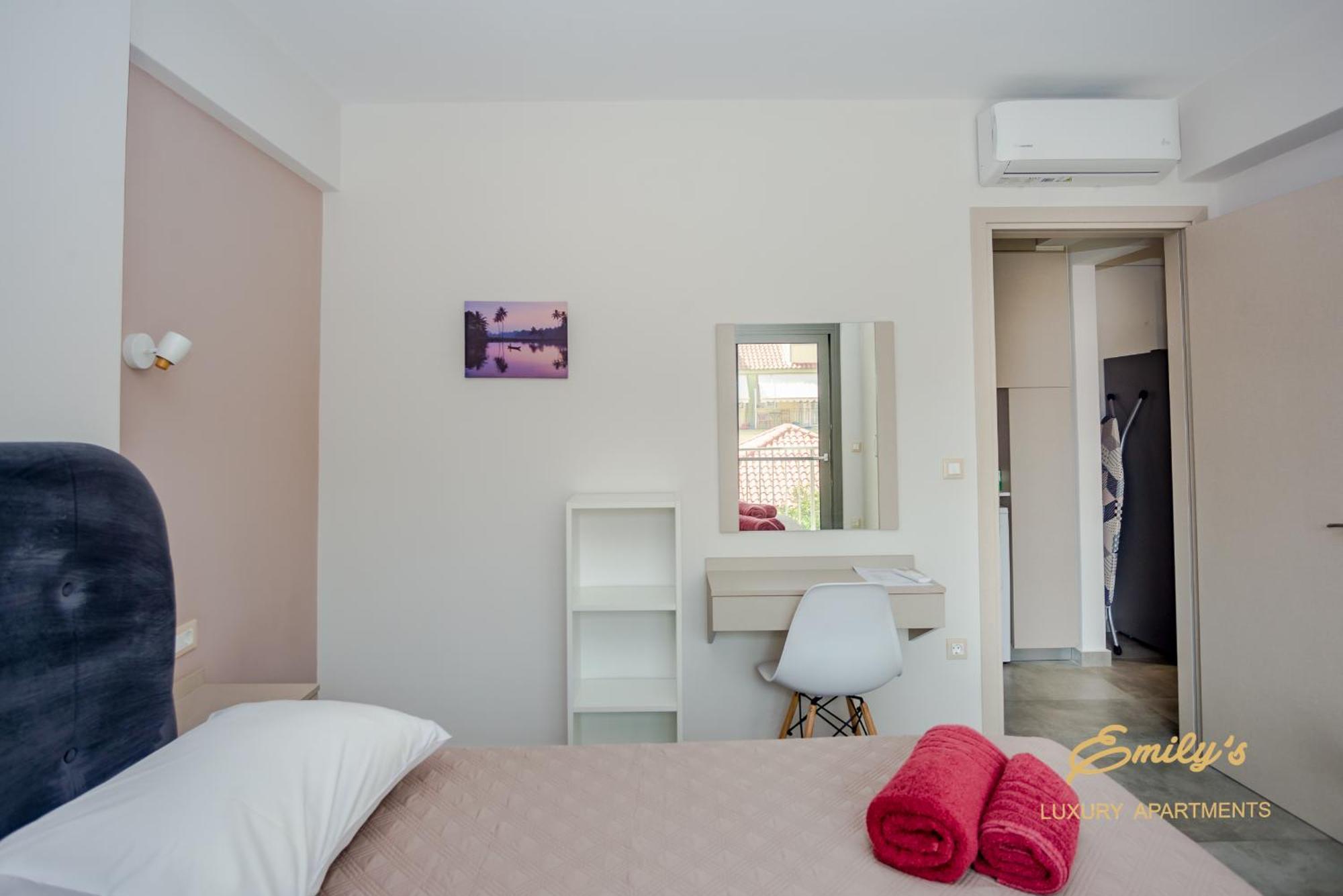 Emily'S Luxury Apartments อาร์กอสโตลี ภายนอก รูปภาพ