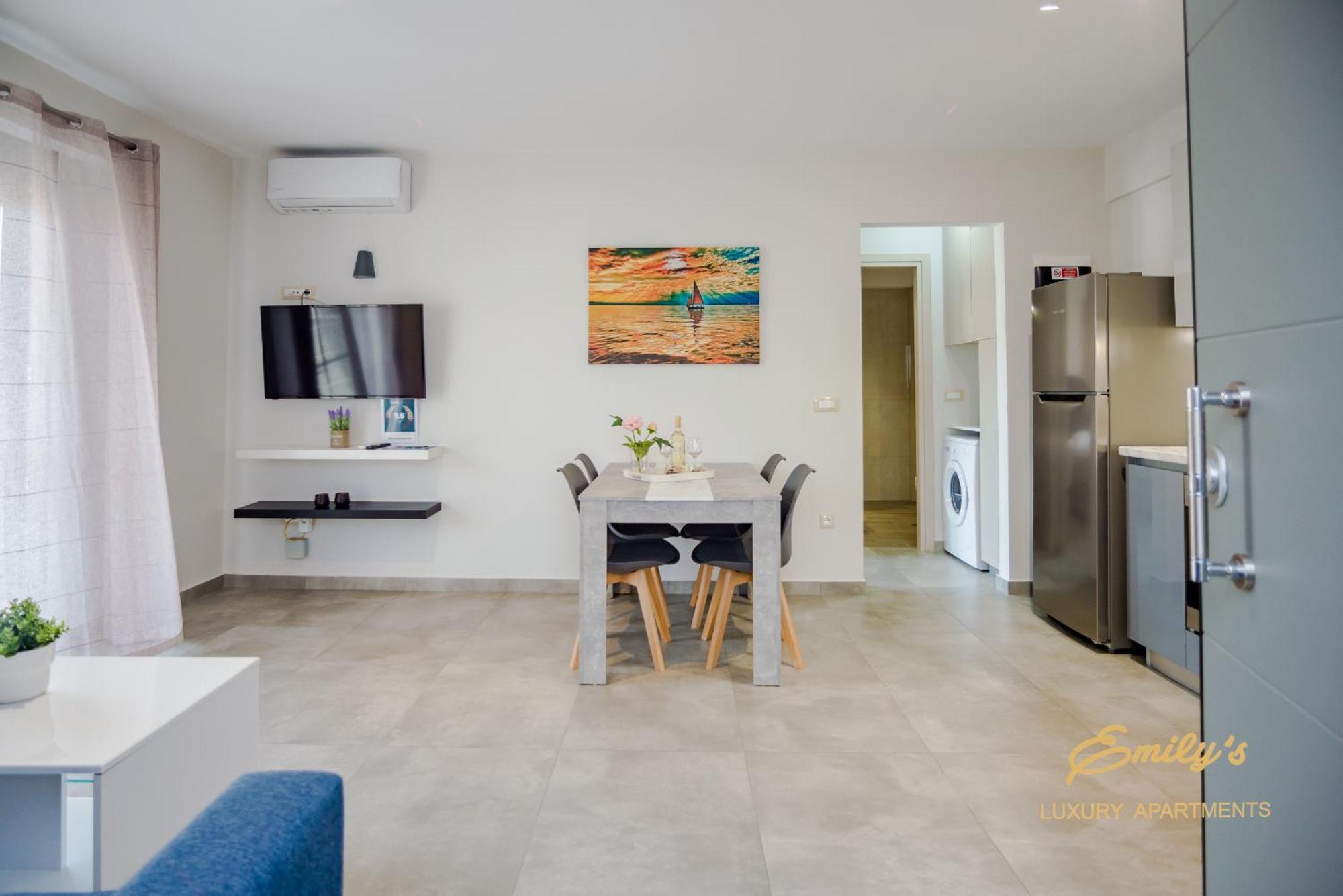 Emily'S Luxury Apartments อาร์กอสโตลี ภายนอก รูปภาพ