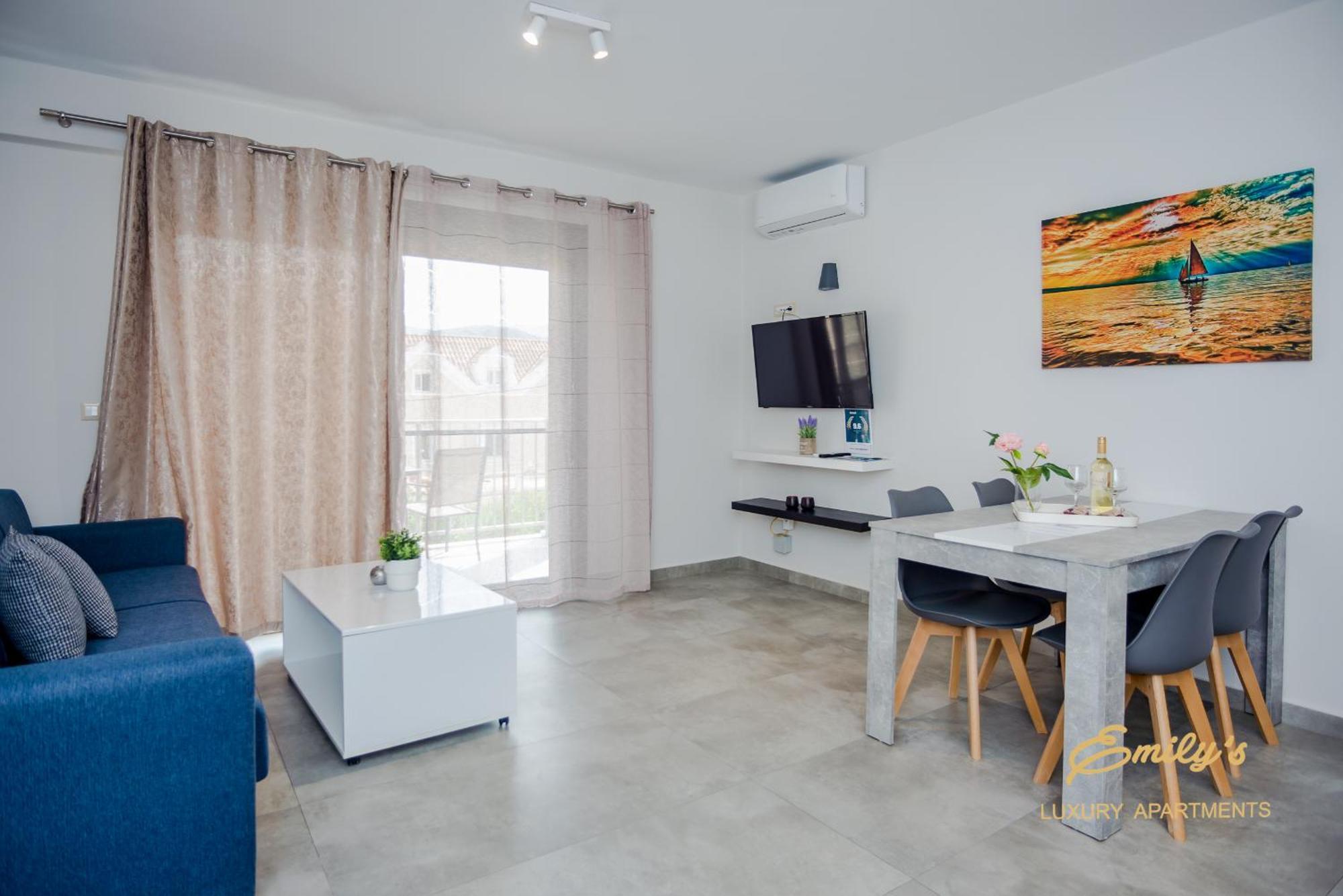 Emily'S Luxury Apartments อาร์กอสโตลี ภายนอก รูปภาพ