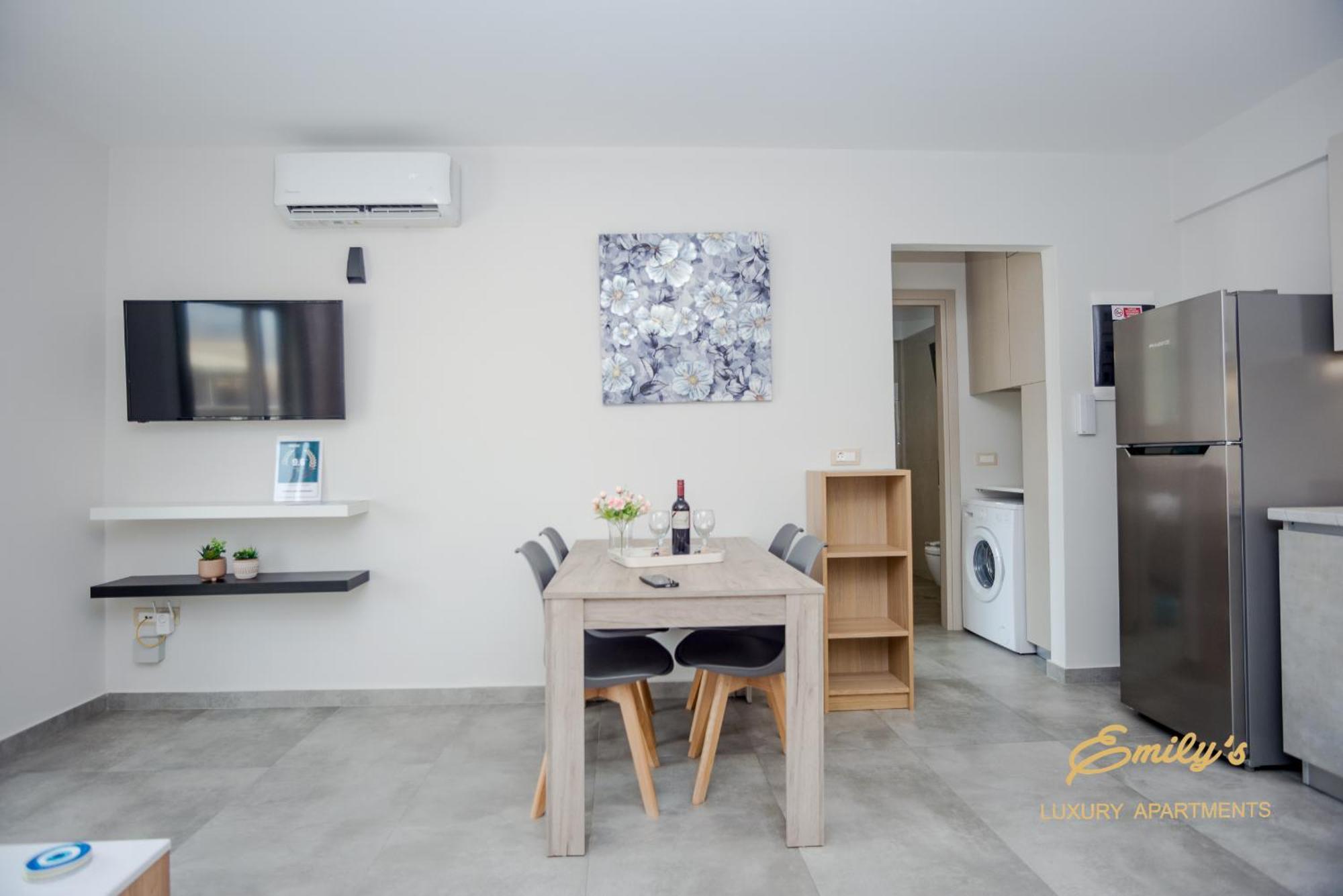 Emily'S Luxury Apartments อาร์กอสโตลี ภายนอก รูปภาพ