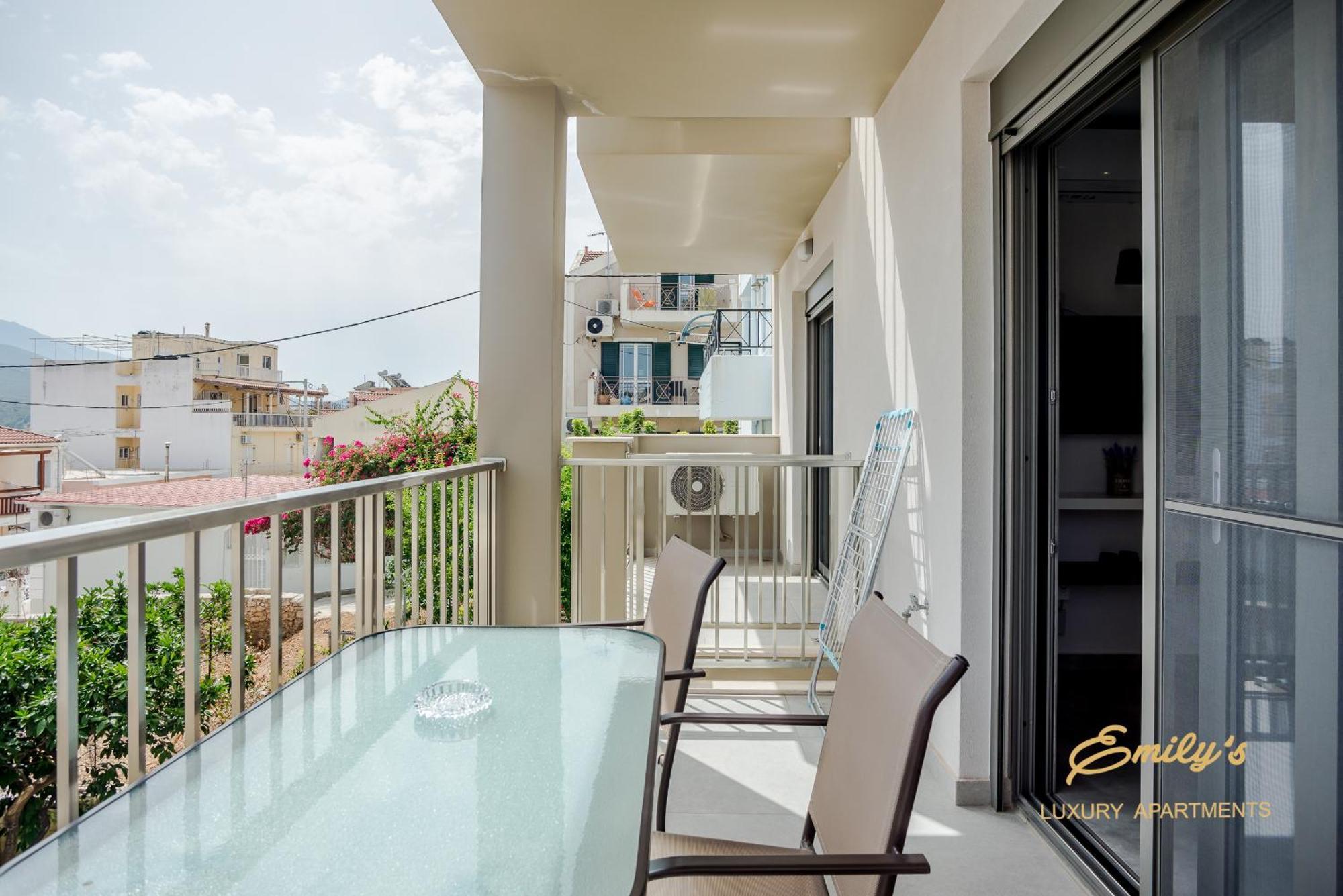 Emily'S Luxury Apartments อาร์กอสโตลี ภายนอก รูปภาพ