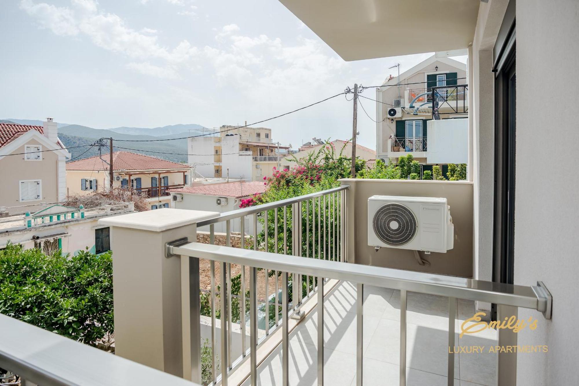 Emily'S Luxury Apartments อาร์กอสโตลี ภายนอก รูปภาพ