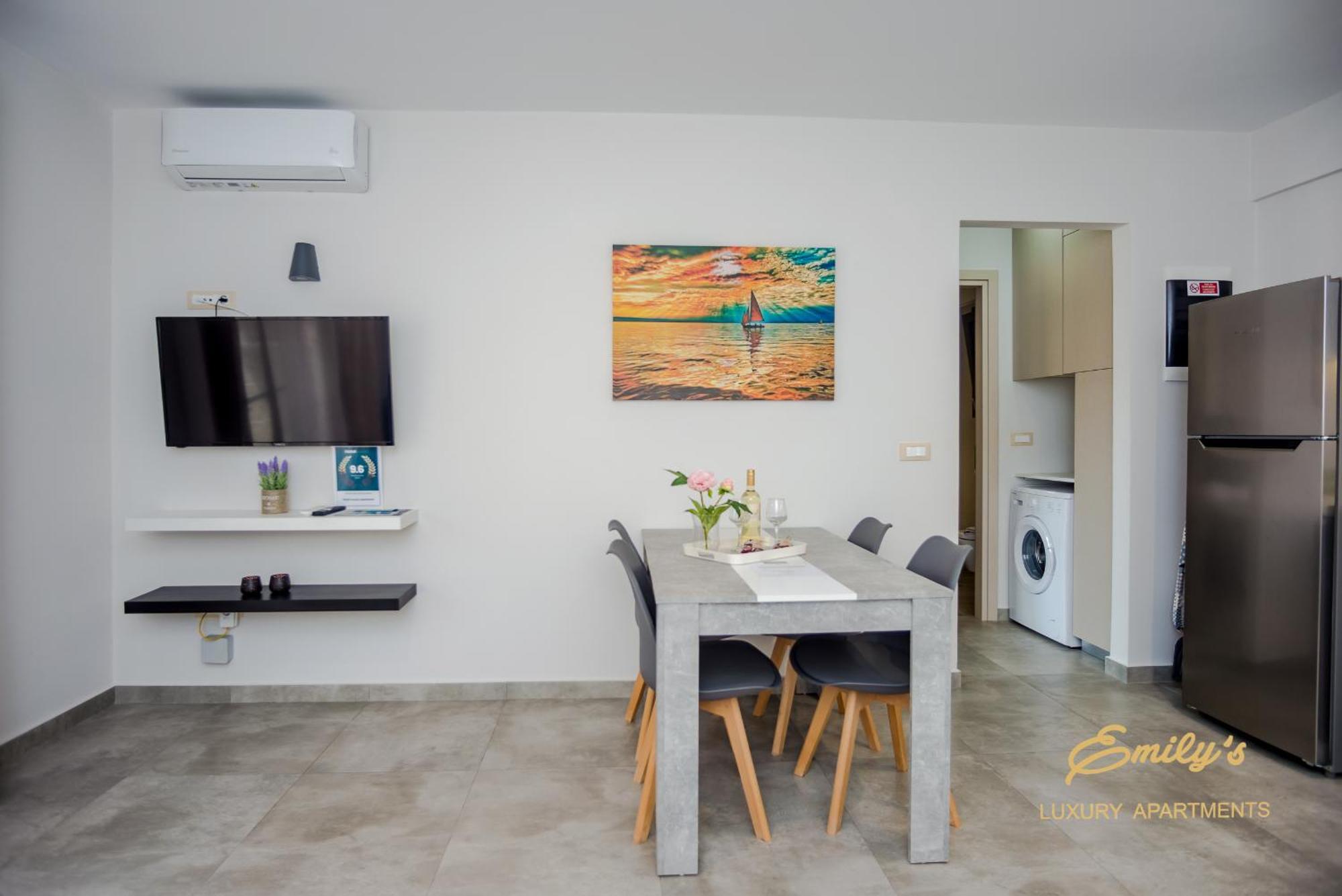 Emily'S Luxury Apartments อาร์กอสโตลี ภายนอก รูปภาพ