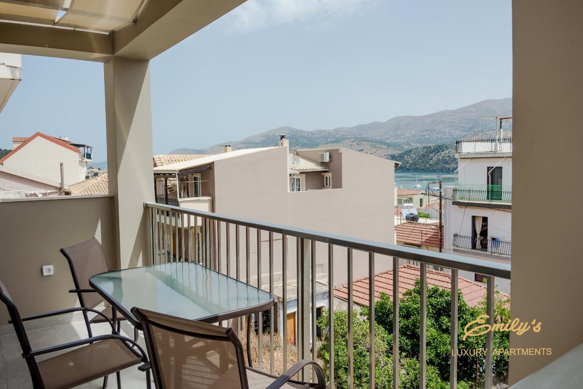 Emily'S Luxury Apartments อาร์กอสโตลี ภายนอก รูปภาพ