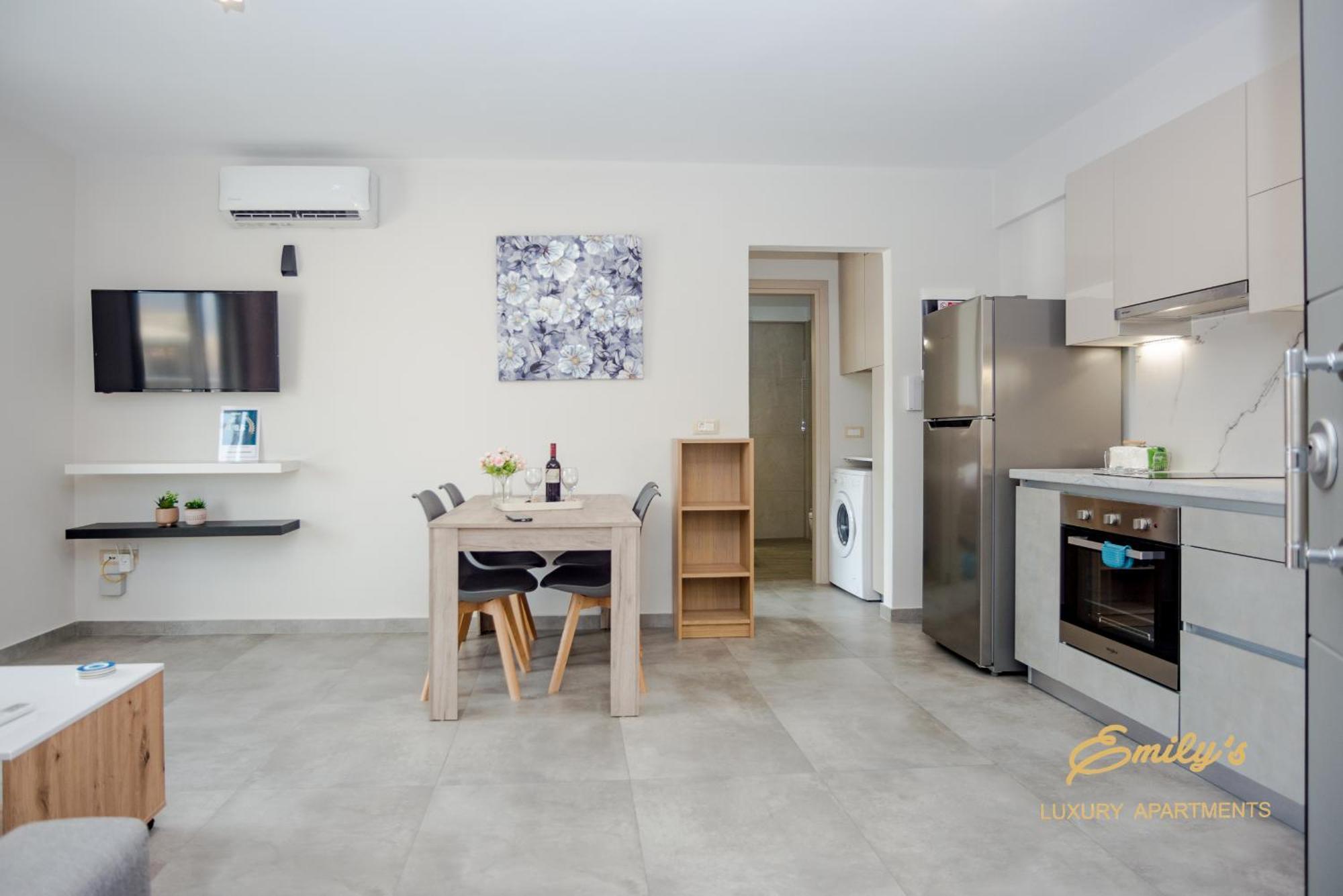 Emily'S Luxury Apartments อาร์กอสโตลี ภายนอก รูปภาพ