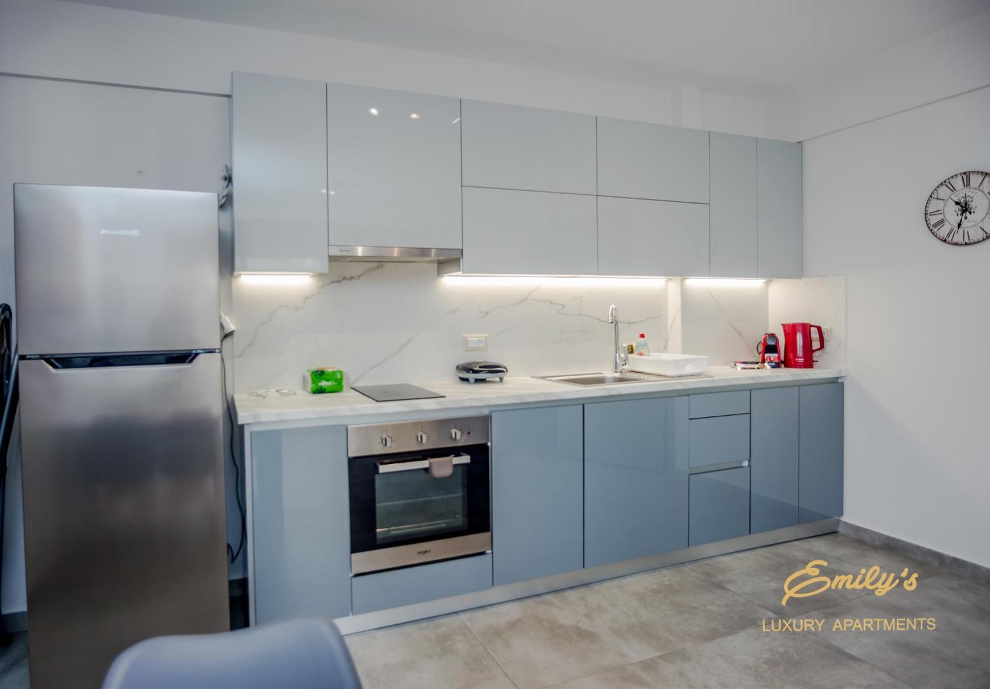 Emily'S Luxury Apartments อาร์กอสโตลี ภายนอก รูปภาพ