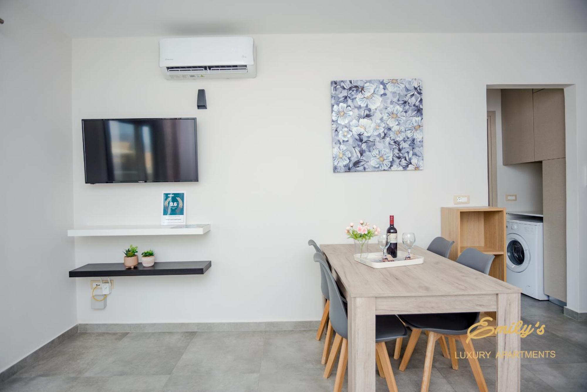 Emily'S Luxury Apartments อาร์กอสโตลี ภายนอก รูปภาพ