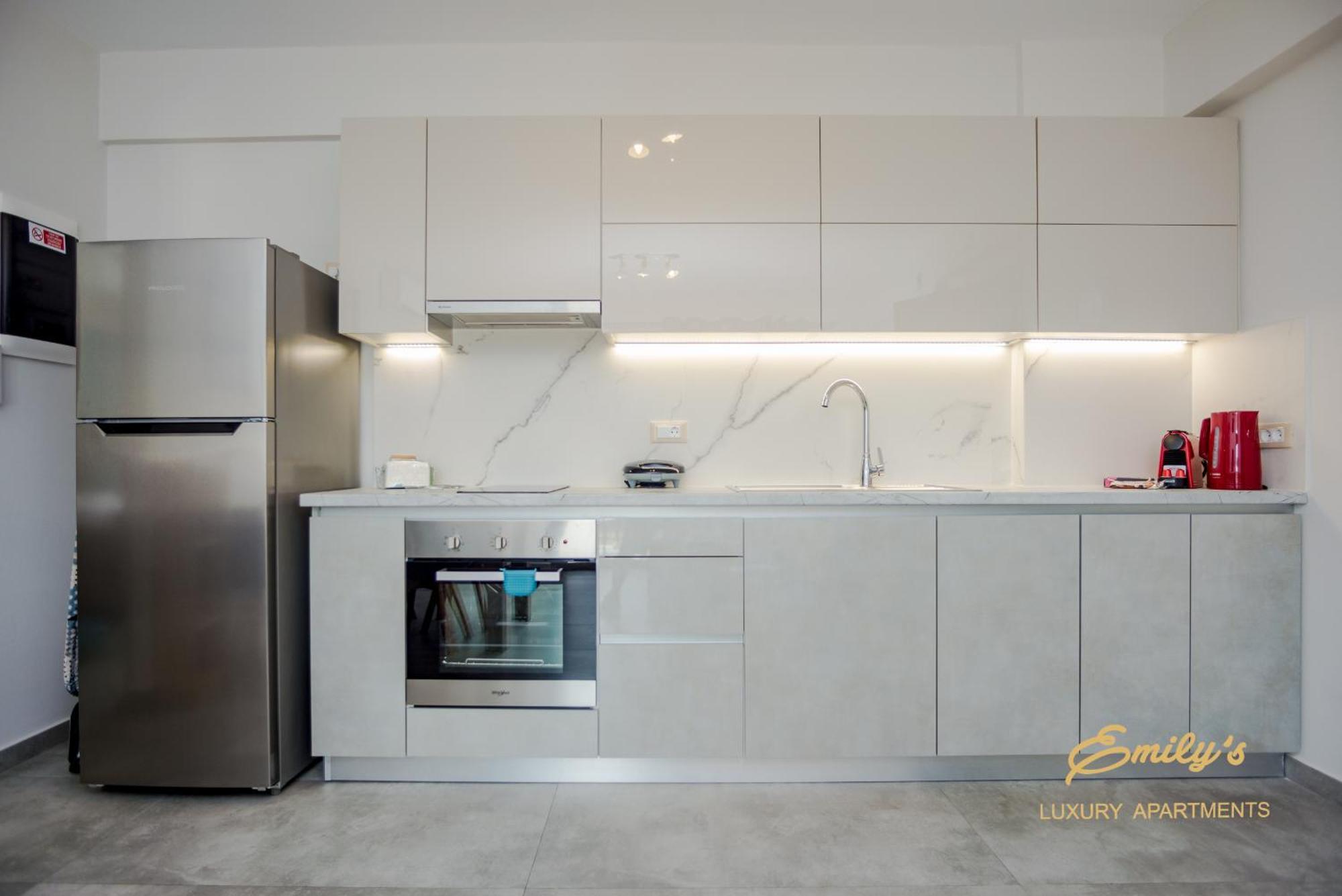 Emily'S Luxury Apartments อาร์กอสโตลี ภายนอก รูปภาพ